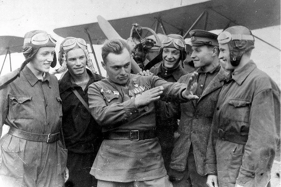 Михаил Зеленкин (в центре) после войны не раз рассказывал о своих подвигах будущим летчикам, как на этом фото 1950 года. Фото: Архив Бориса Крепака