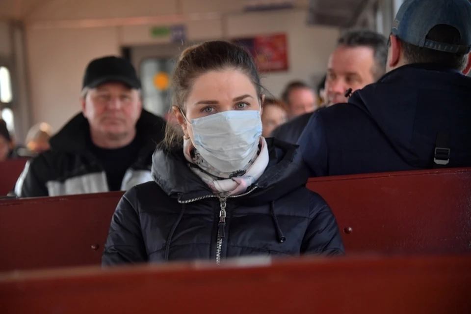 На улицах, в магазинах и в транспорте социальную дистанцию многие не выдерживают.