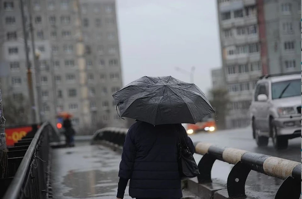 Дни стояли пасмурные. В Москве похолодало и который день уже моросил мелкий нудный дождь. Владивосток пасмурная погода.