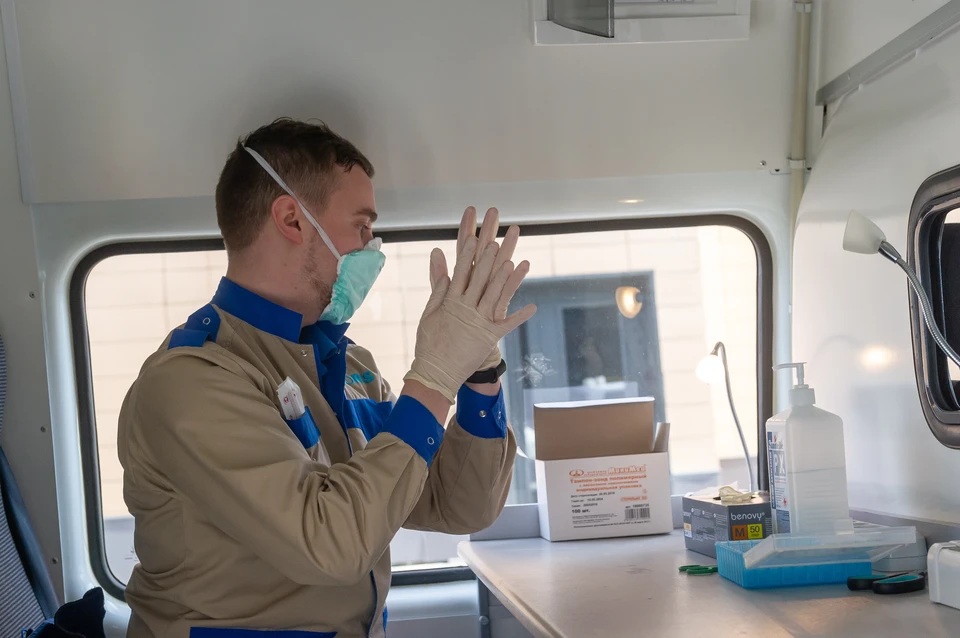 Сотрудники Роспотребнадзора берут пробы на тест коронавируса