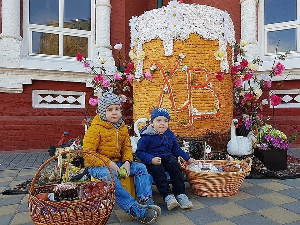 Богослужения в храмах не отменяются даже в отсутствии прихожан, потому что они остаются таинством, в котором священники молятся за всех людей