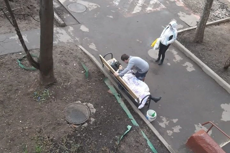 В Москве женщина вернулась из больницы и умерла на лавке возле подъезда