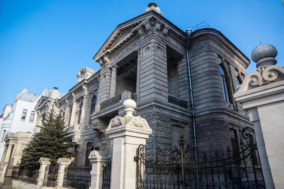 Британские дипломаты жили в одном из самых фешенебельных зданий города - во Дворце пионеров на Куйбышева, 151