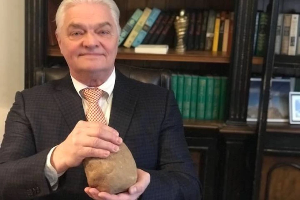 У меня в руках не просто камень, а инструмент, которому не менее 200 тысяч лет.