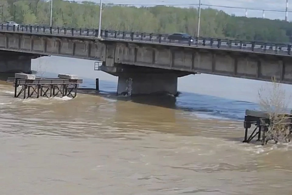 Уровень томи в новокузнецке на сегодня веб. Река Томь Новокузнецк. Уровень воды река Томь в Новокузнецке. Уровень реки Томь в Новокузнецке. Лоция реки Томь Новокузнецк.