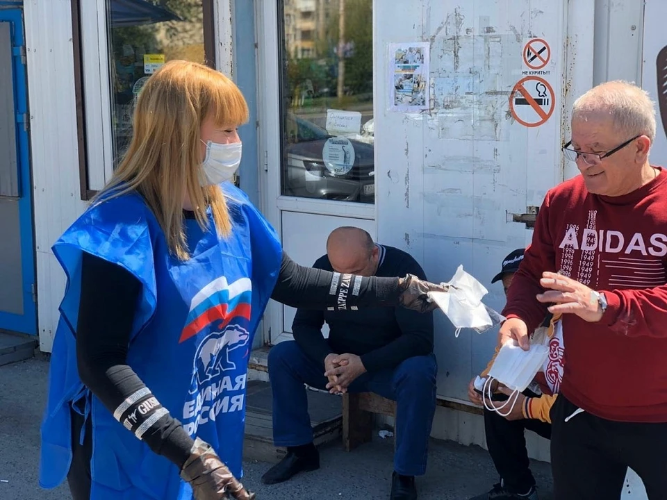 За один день волонтеры раздали жителям трех городов Ростовской области 10 тысяч медицинских масок. Фото: zsro.ru
