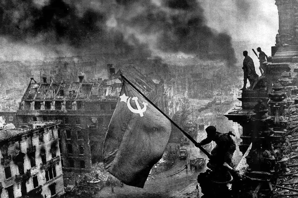 Знамя Победы 1 мая 1945 года на крыше здания рейхстага водрузили солдаты Красной Армии Алексей Берест, Михаил Егоров и Мелитон Кантария.