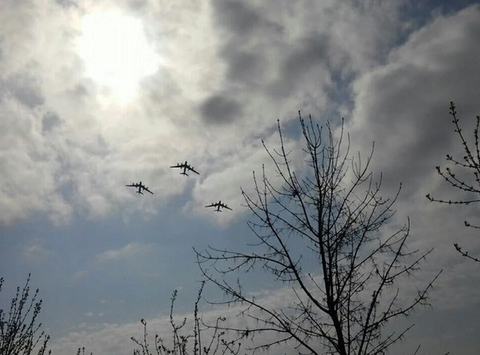 В небе над энгельсом. Самолет над Саратовом. Военное небо Саратова. Военные самолеты над Саратовом. Самолеты в небе над Саратовом.