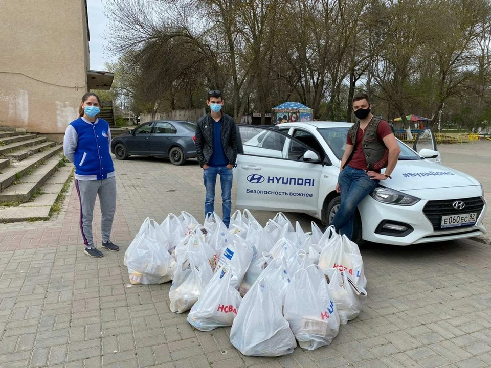 Каждый день волонтеры Киевского района совершают около ста выездов по адресам. Фото: «Добро мира - волонтеры Крыма»/ВКонтакте