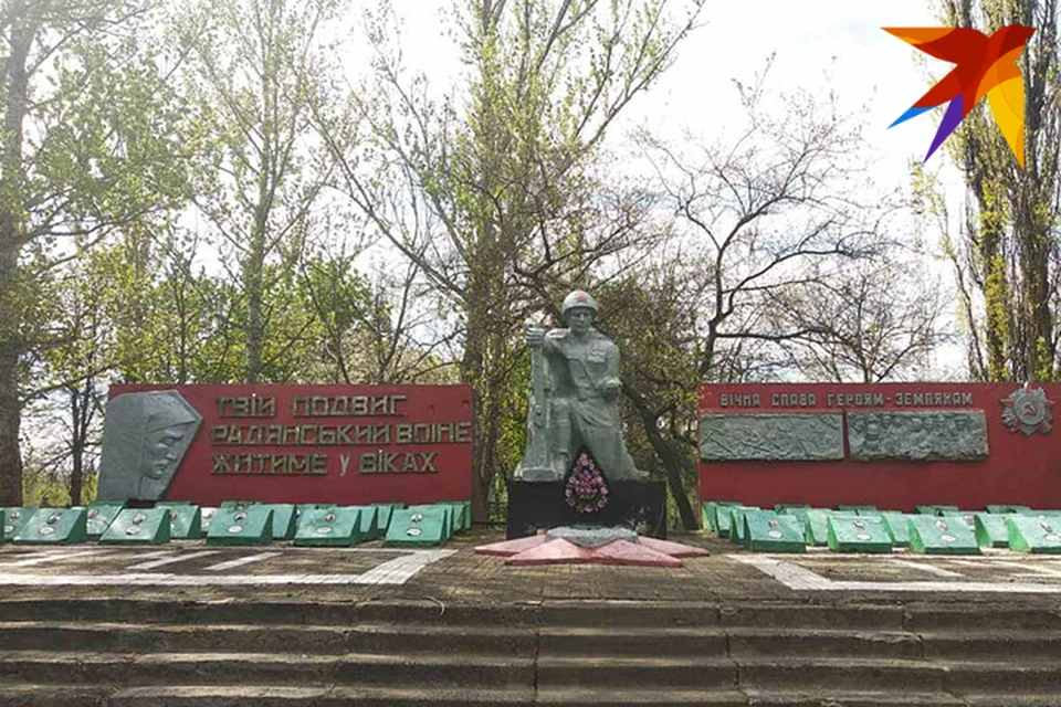 Памятники советским воинам-освободителям не снесены в селах Украины. Фото: Л.Жуков