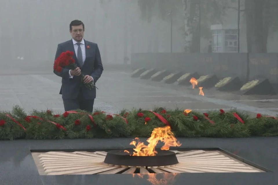 Глеб Никитин возложил цветы к Вечному огню в Нижегородском кремле. ФОТО: Александр Воложанин.
