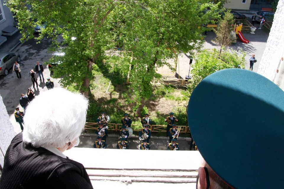 Под окнами ветеранов зазвучал военный оркестр. Фото: предоставлено Сибирским округом войск национальной гвардии РФ.