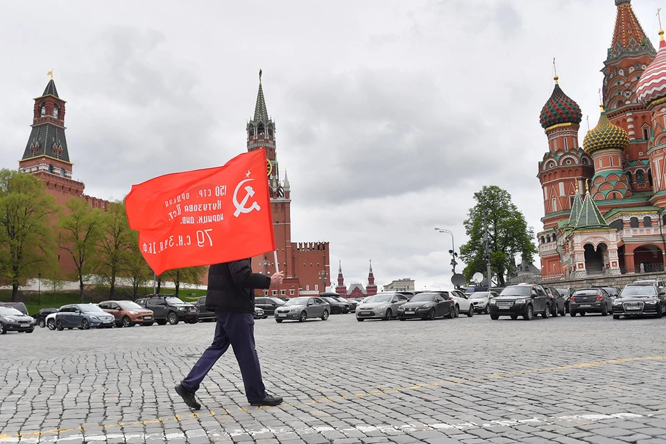 Прохожий с флагом Победы на Красной площади, 9 мая 2020 г.
