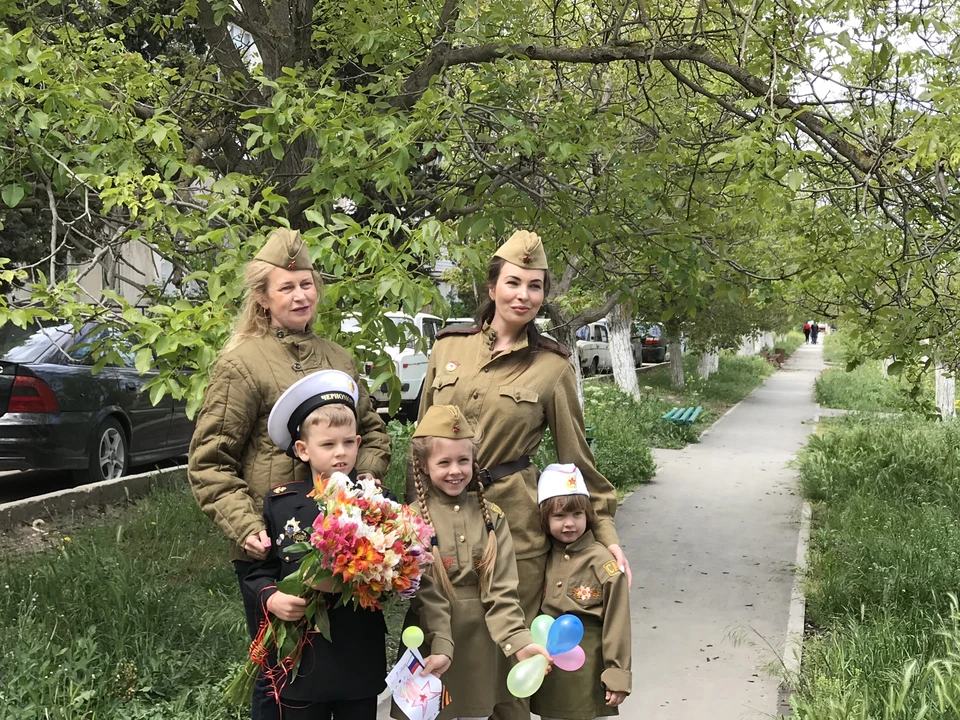 Волонтеры в Севастополе поздравляли ветеранов: дарили цветы и открытки, сделанные детьми.