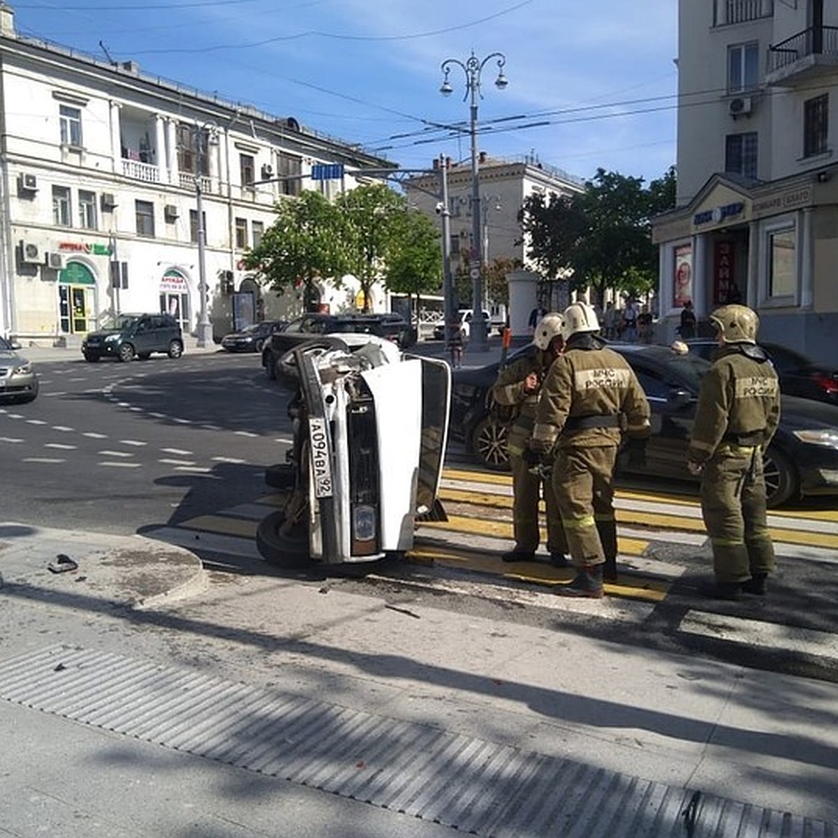 Шел в магазин за водой, попал в ДТП»: что известно об автомобильной аварии  в центре Севастополя - KP.RU