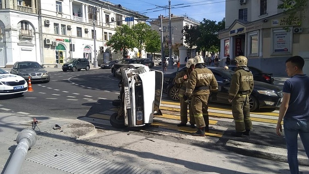 Шел в магазин за водой, попал в ДТП»: что известно об автомобильной аварии  в центре Севастополя - KP.RU