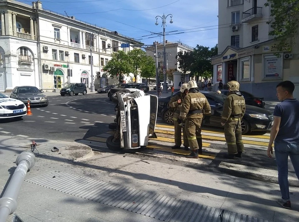К счастью все участники аварии не получили серьезных травм. А вот светофору не позавидуешь, совсем новый был