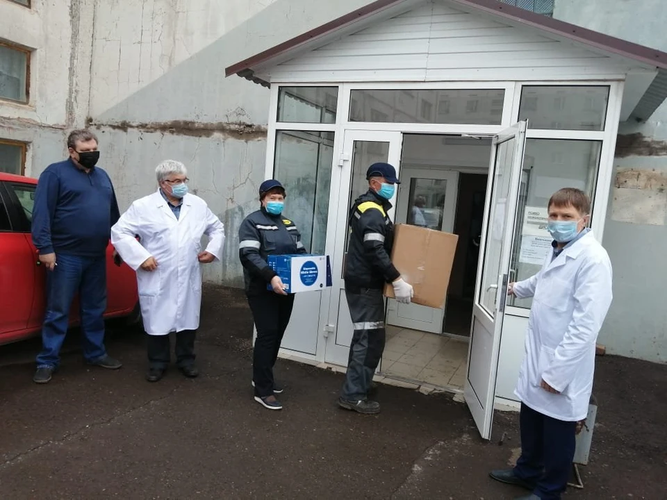 Важный груз волонтеры доставили в Назаровскую районную больницу, а также Бородинскую и Шарыповскую городские больницы. Фото: пресс-служба СУЭК