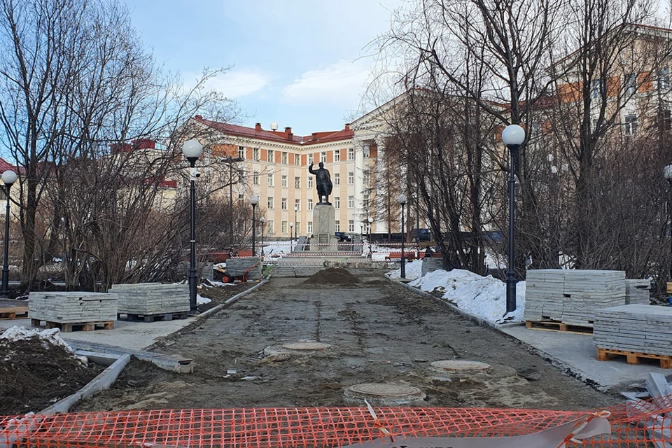 В сквере возле памятника Кирову вновь закипели работы. Фото: Надежда Пархоменко