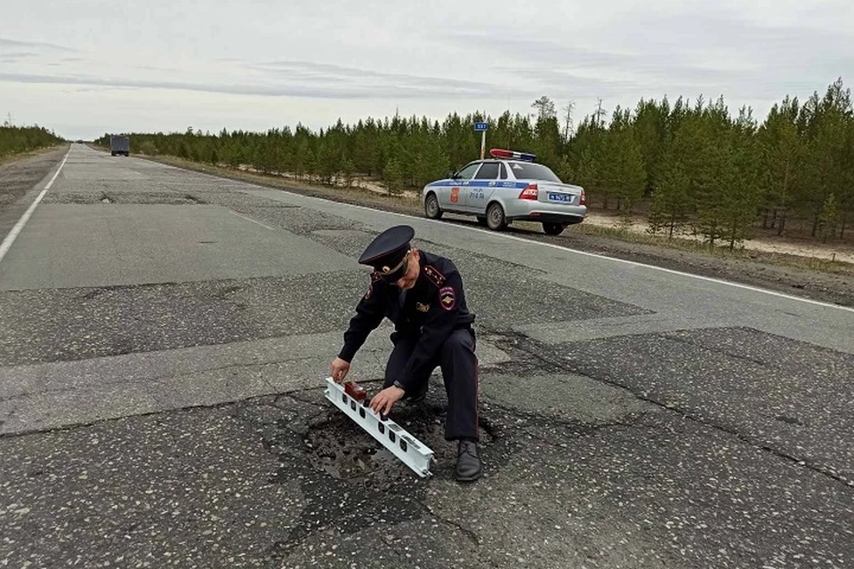 Ямальские полицейские измерили глубину ям на дорогах Фото: Госавтоинспекция Ямала