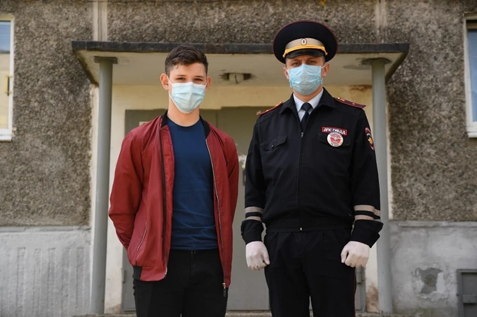 15-летний Ильяс Ахматгалиев (слева) и инспектор ДПС младший лейтенант полиции Андрей Шипицын (справа). Фото: пресс-служба ГУ МЧС по Свердловской области.