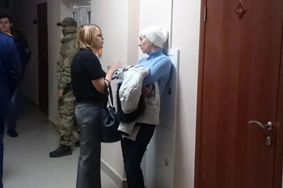 Громкое дело красноярской экс-чиновницы дошло до суда. Ольга Гилева на фото - в голубом.