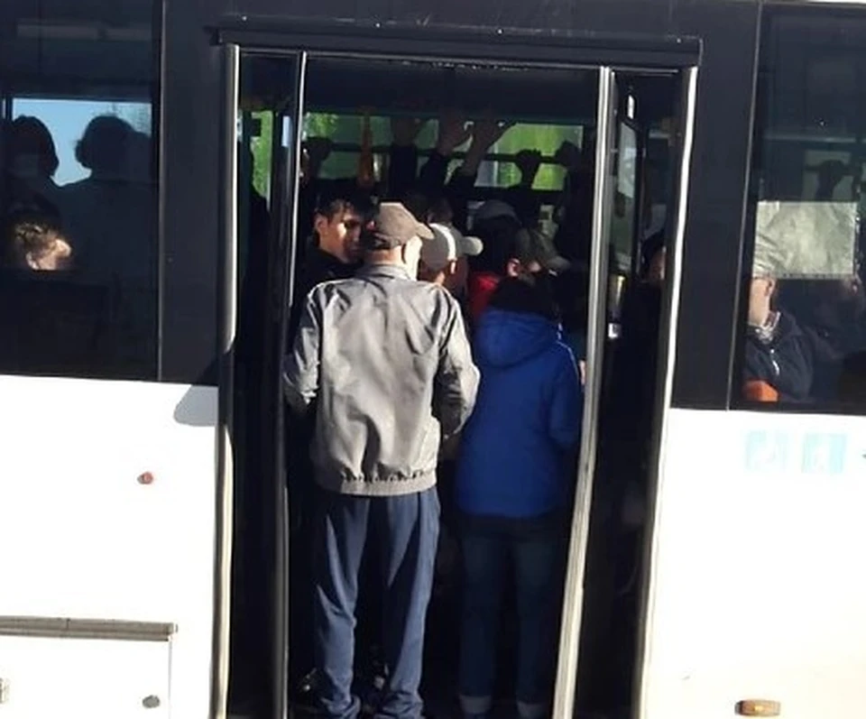 Автобус 77 маршрута в Перми ходит переполненным. Фото: паблик "Мой город Пермь" ВКонтакте