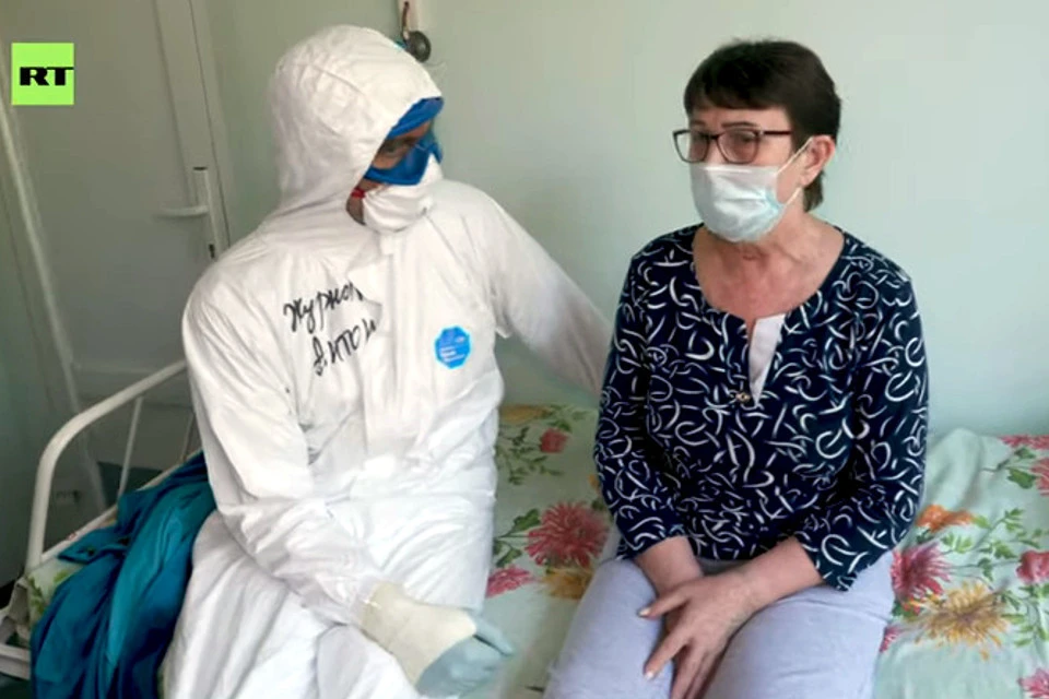 Журналист Красовский в инфекционном госпитале ОКБ пообщался с пациентами, которые пошли на поправку. Фото: кадр из документального фильма "Выжить после ИВЛ".