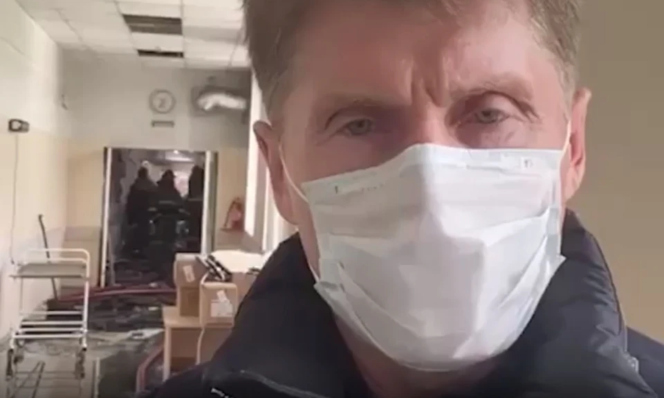Олег Кожемяко в Партизанске на месте пожара в больнице. Скриншот видео