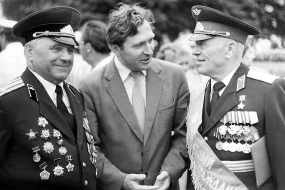 Герой Советского Союа, танкист Дмитрий Федорович Некрасов (слева) и Герой Советского Союза, летчик-штурмовик Иван Федорович Фатеев (справа). Фото: Личный архив Виктора Вовенко