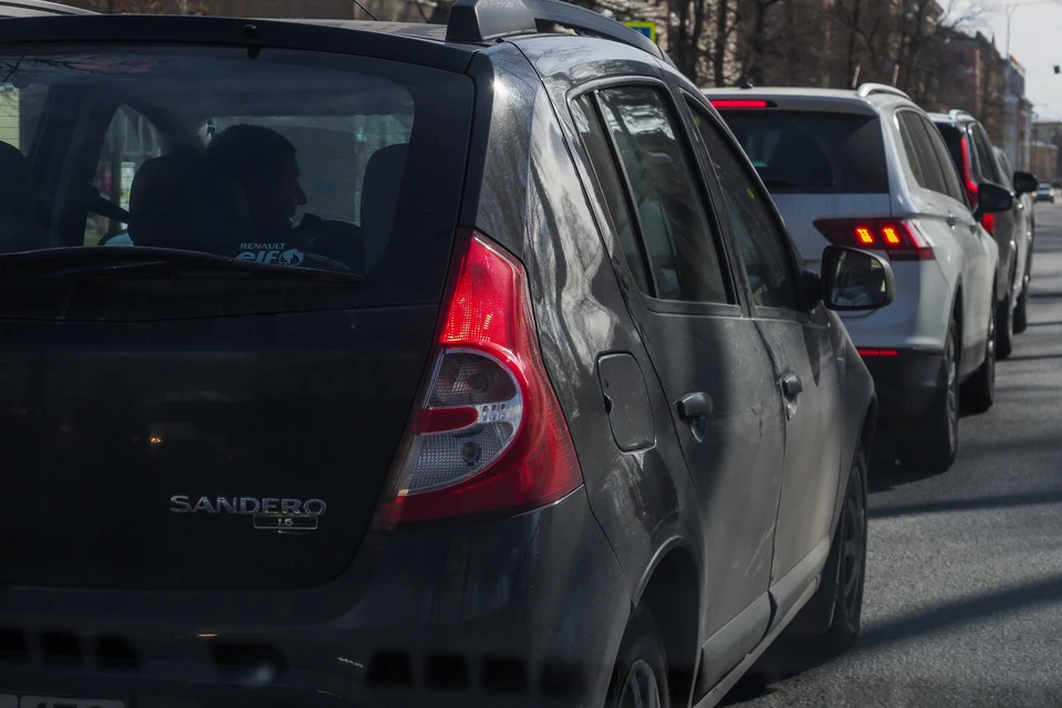 Автомобилисты встали в сложную пробку на севере Петербурга утром 25 мая