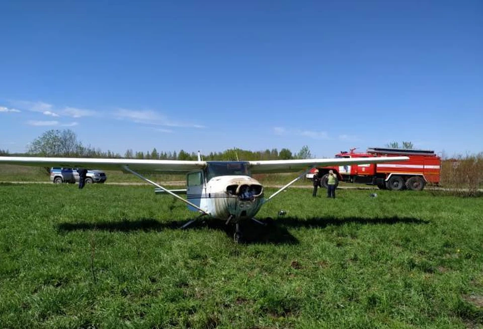 Самолет посадили в поле Фото: ГУ МЧС по ЛО