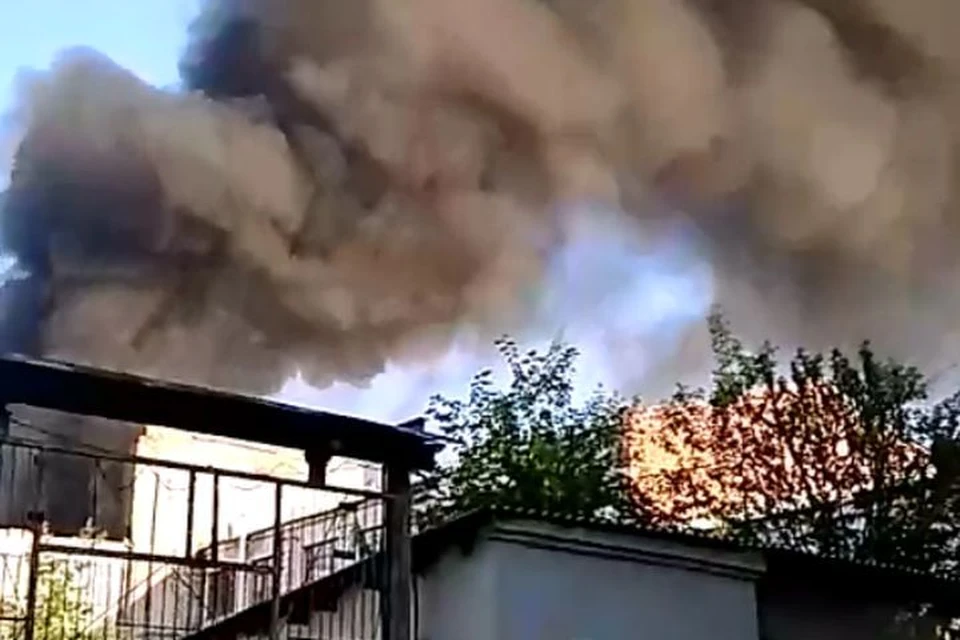 Пожар начался в начале восьмого часа вечера. Фото: кадр с видео, записаного Вероникой Булатовой