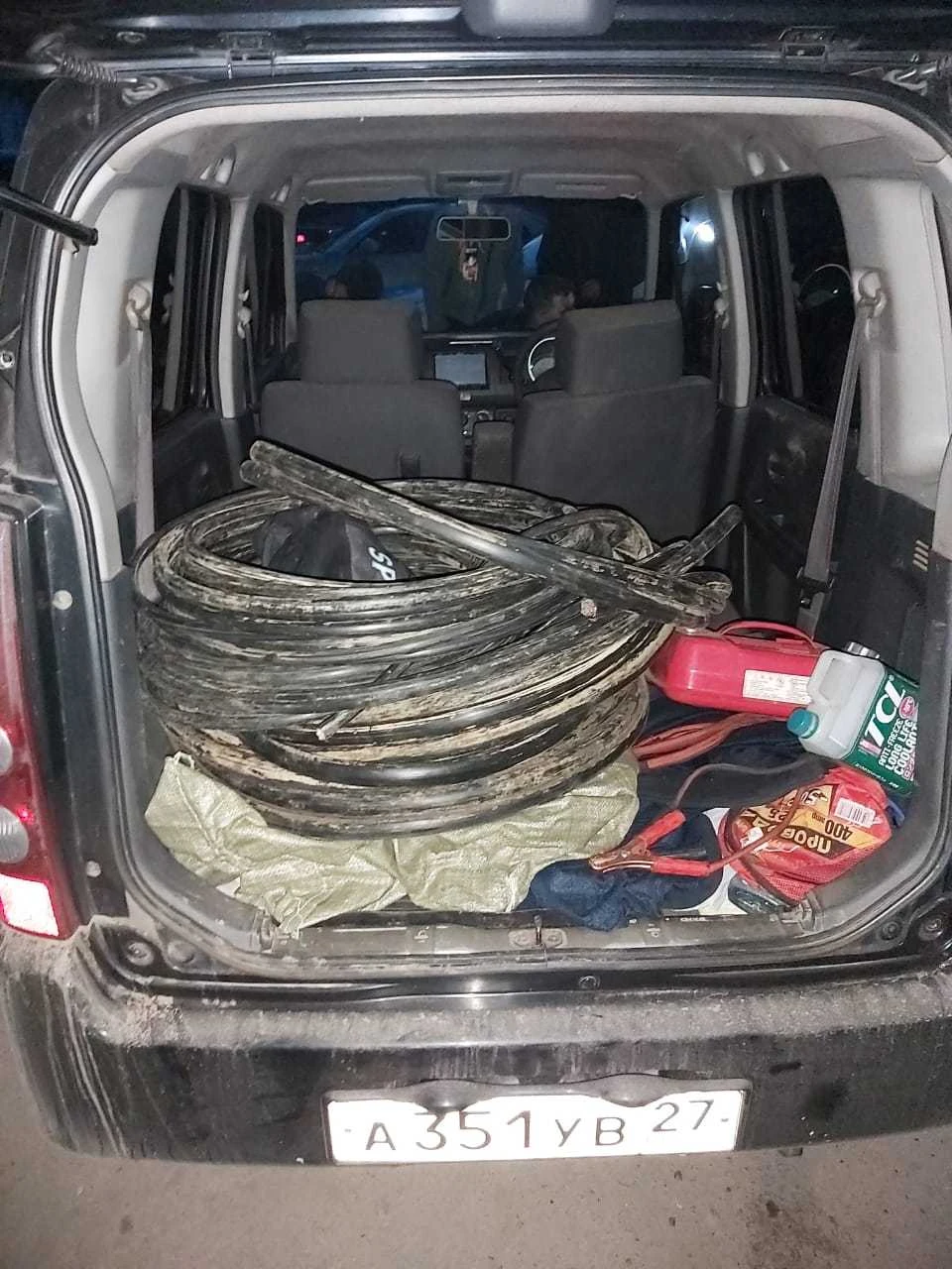 В багажнике принадлежащего одному из фигурантов автомобиля полицейские обнаружили кабель и набор специализированных слесарных инструментов ФОТО: предоставлено компанией Ростелеком
