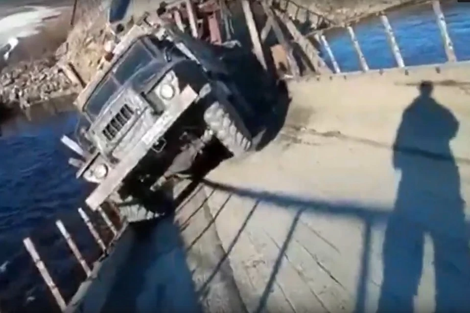 На Ямале под грузовиком разломился пополам мост Фото: скрин видео