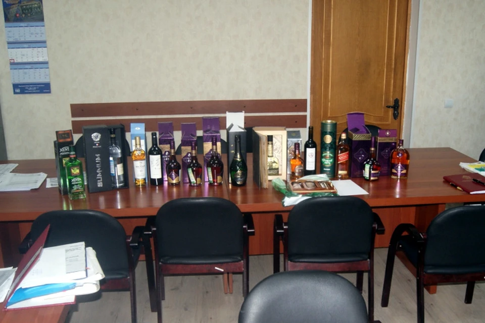 Задержанные незаконно изъяли у владельца одного из магазинов алкогольные напитки на сумму более 700 тысяч рублей. Фото: СУСК России по Тверской области