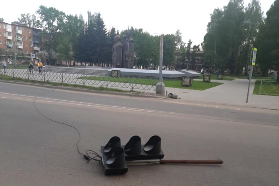 Светофор упал на голову пешеходу. Фото: УГИБДД по Тверской области