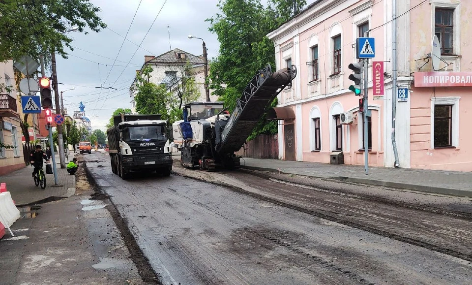 Работы сейчас ведутся в районе перекрёстка с улицей Достоевского.