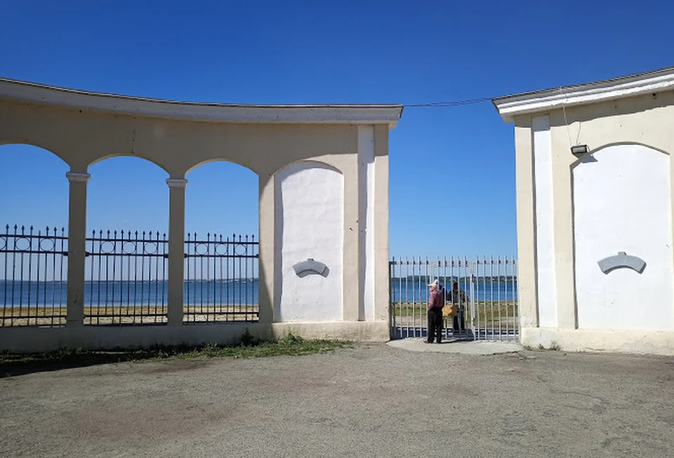 Калитка на пляж закрыта, забор не обойти.
