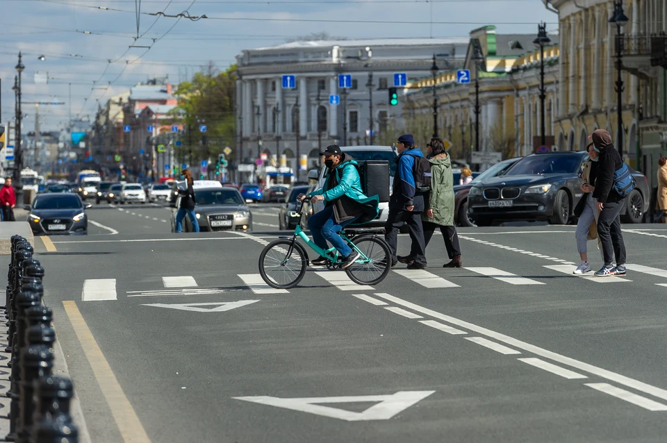 В Петербурге из-за теплой погоды многие вышли гулять, нарушая самоизоляцию.