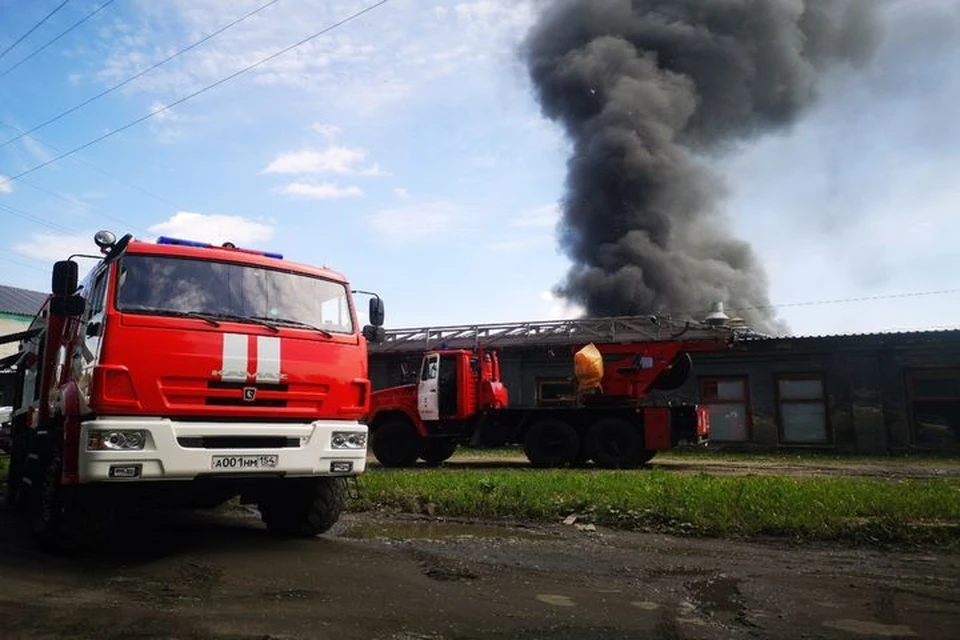 В Новосибирске крупный пожар: горит шиномонтажка. Фото: Алексей Кремнев