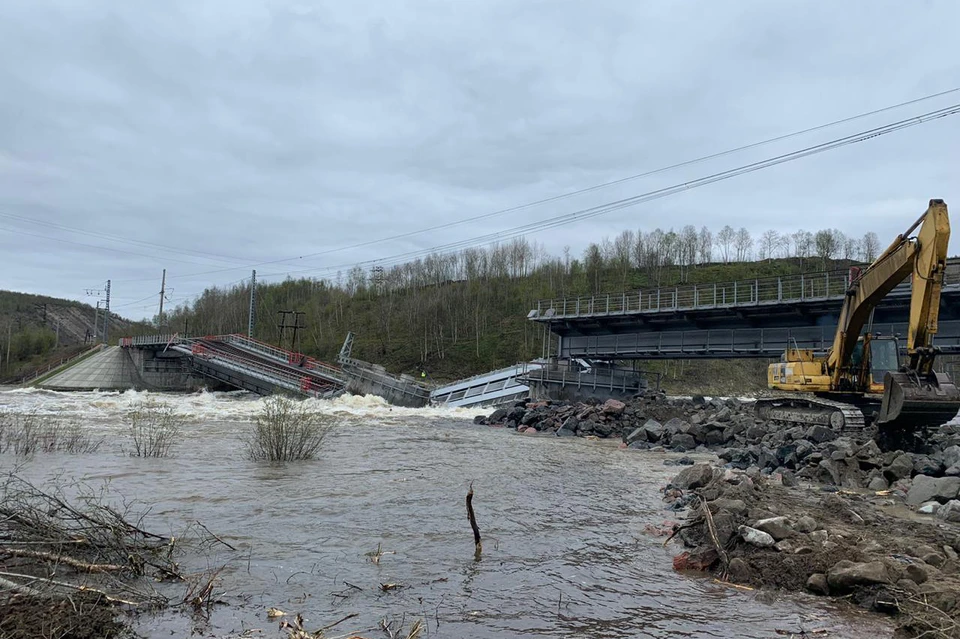 Железнодорожный мост не выдержал паводка. Фото: МЧС по Мурманской области