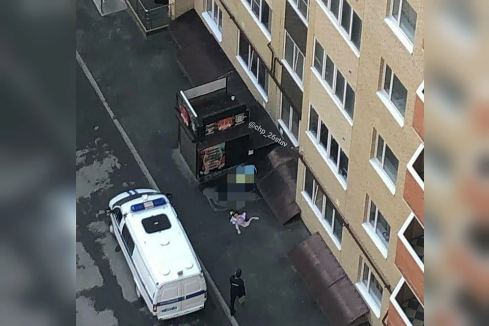 Девушка выпала из окна десятого этажа