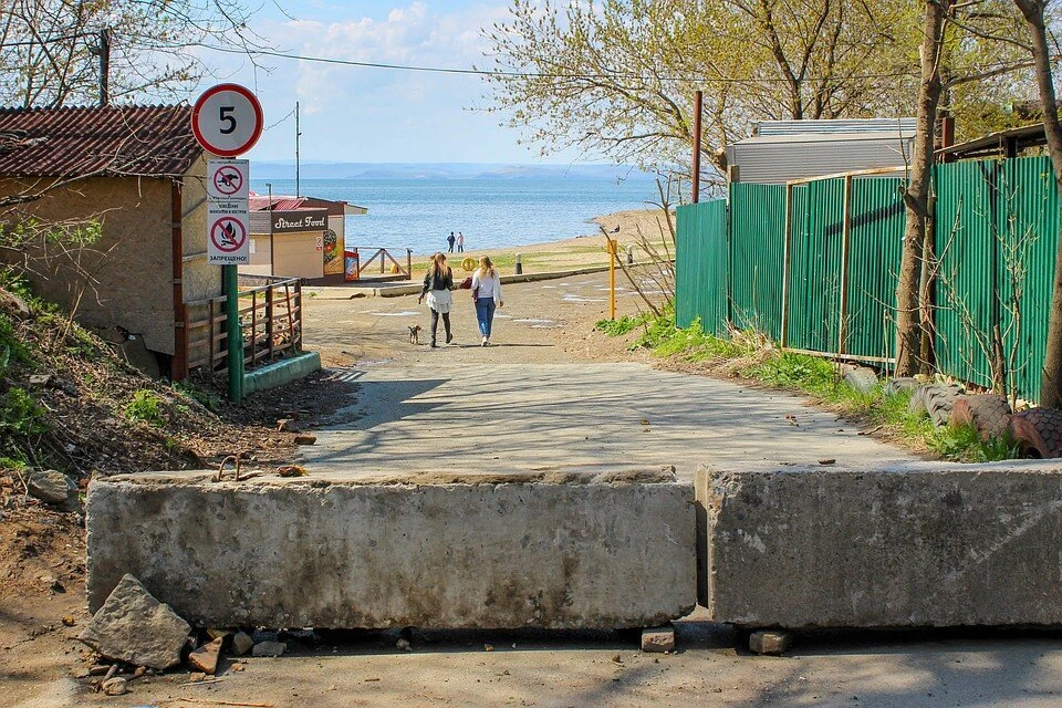 В середине мая блоки перегородили проезд на мыс Кунгасный
