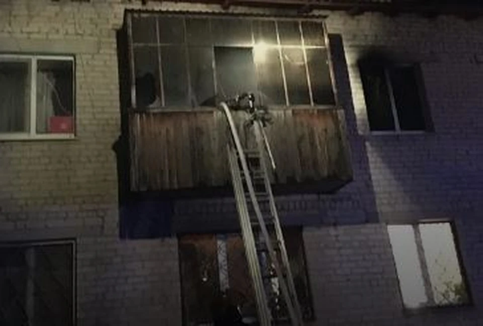 Тюменец устроил пожар в двухэтажке после драки со своим другом. Фото - "ЧС Тюмень".