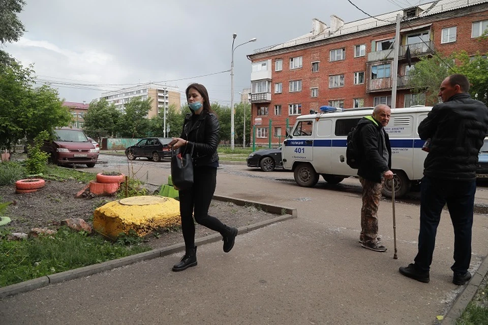 Двор большой, народу много, но момент исчезновения малыша никто не заметил.