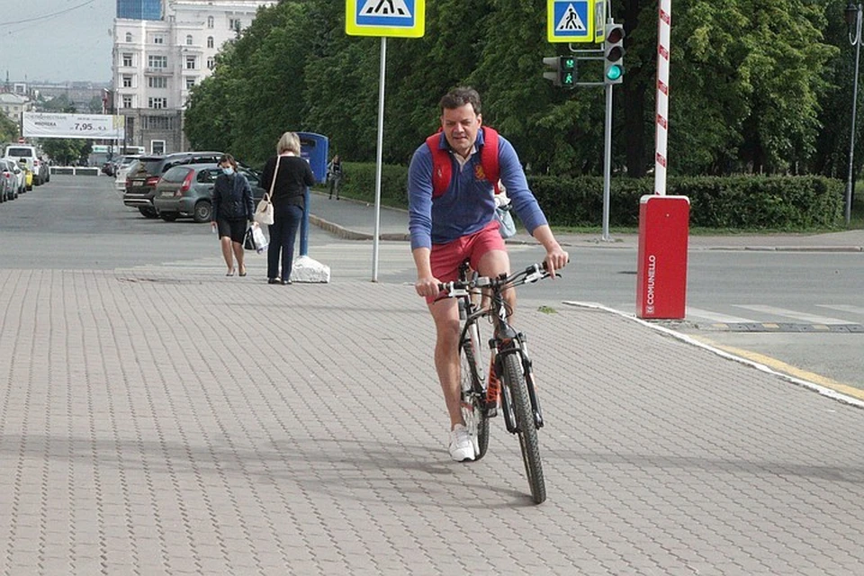 Пресс-секретарь главы Челябинска Владимир Сафонов 3 июня отправился на работу на велосипеде