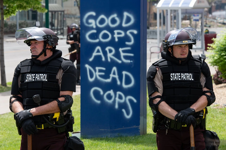 Полицейские на улицах Калифорнии на фоне надписи "Хорошие копы - мертвые копы".