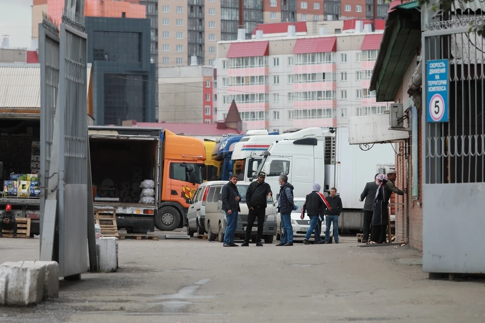 Бетонные блоки, растерянные торговцы: на рынках Красноярска обнаружили коронавирус