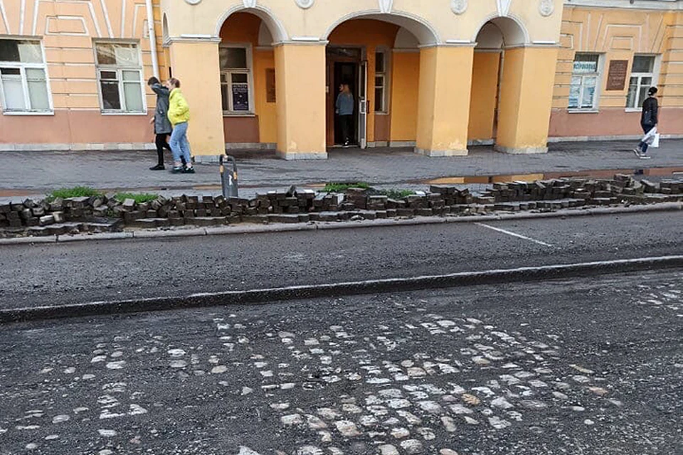 Старой брусчаткой придется полюбоваться недолго.